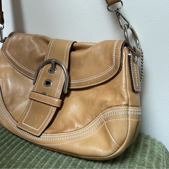 Vintage Soho Coach Y2K 2000s tan leather purse silver buckle and crossbody strap - Picture 4 of 12